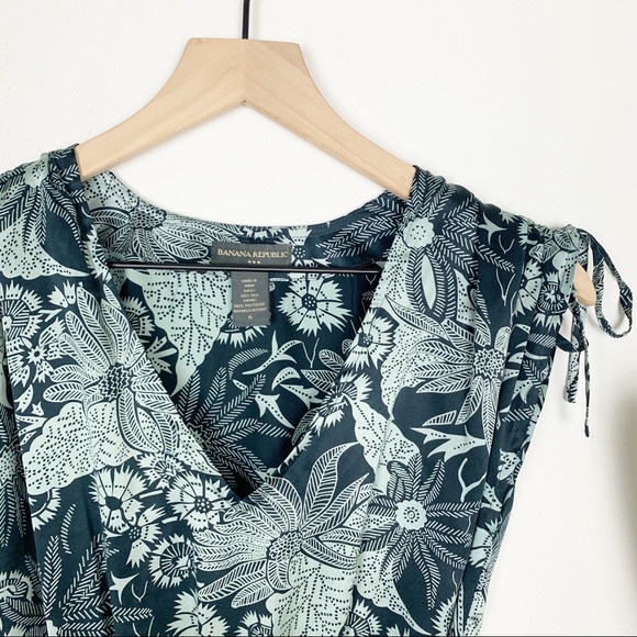 Banana Republic | Sleeveless Floral Silk Dress - Picture 2 of 7